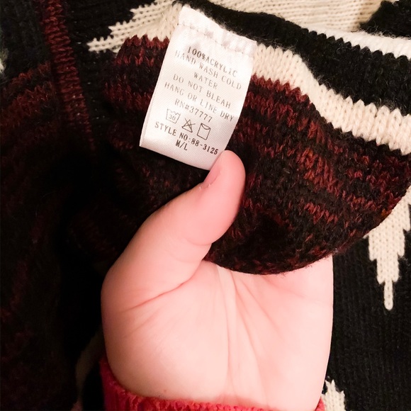 🍁Aztec Printed Sweater🍁 - Picture 6 of 6